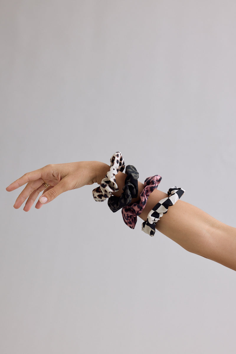 hey-honey-classic-scrunchie-leo-clay-haargummi-leo-print image 3