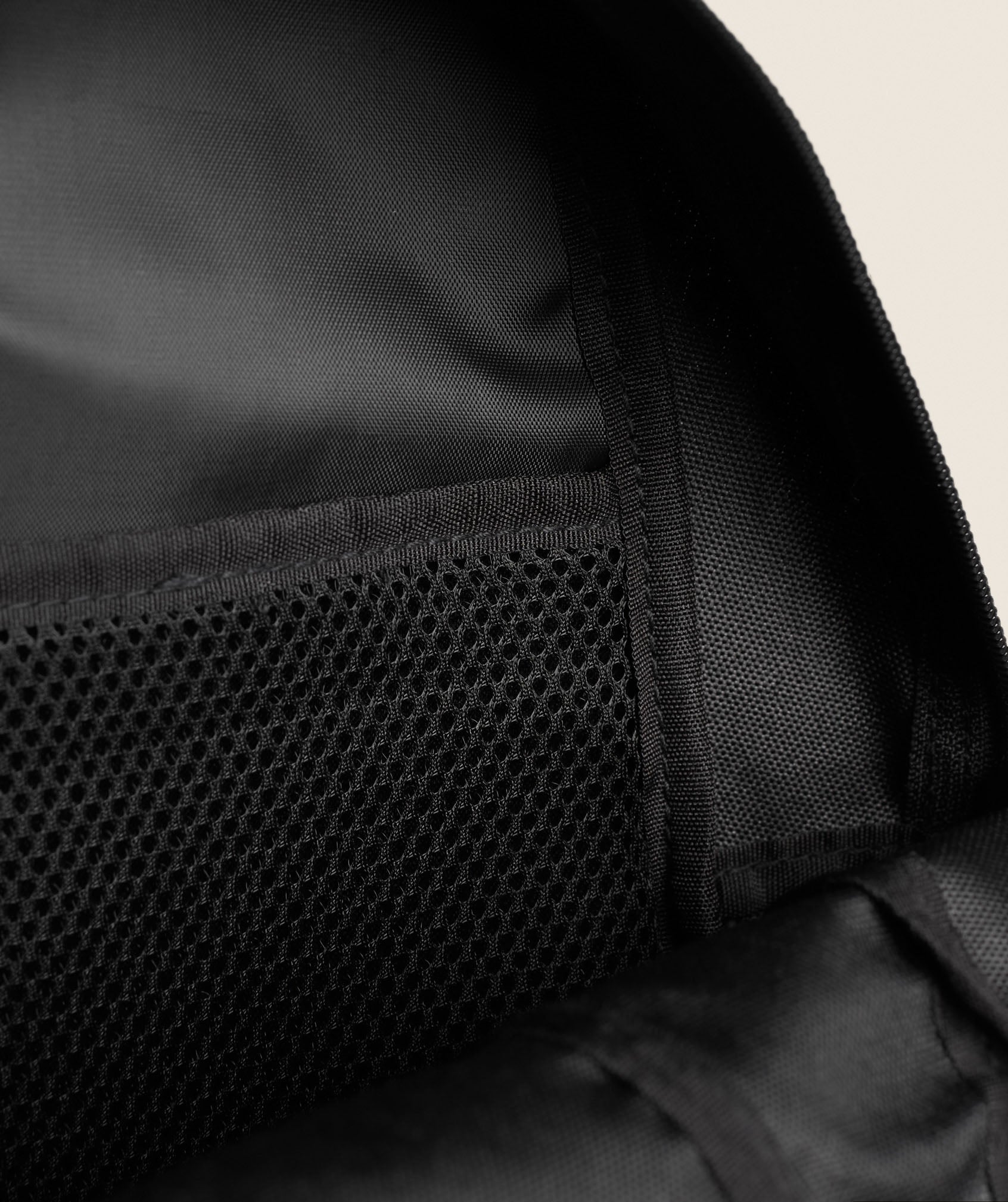 gymshark-everyday-seamless-sharkhead-backpack-rucksack-24-l image 3