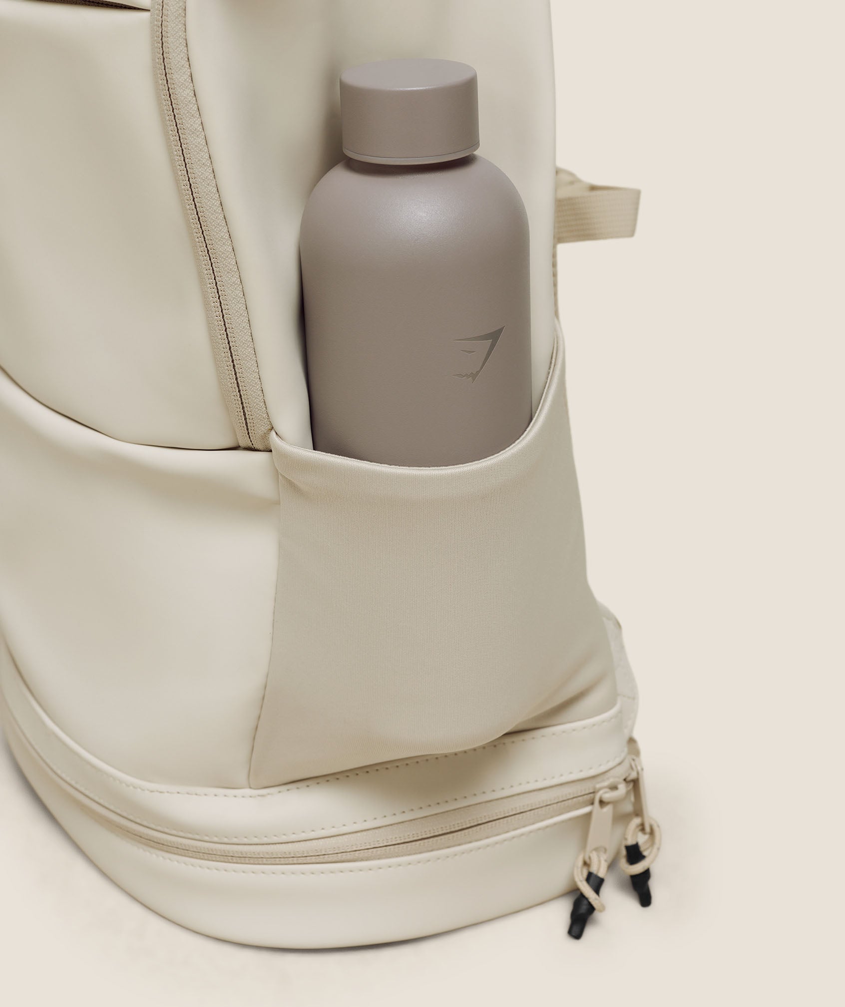 gymshark-everyday-seamless-sleek-rucksack-23-l-meal-prep-fach image 3