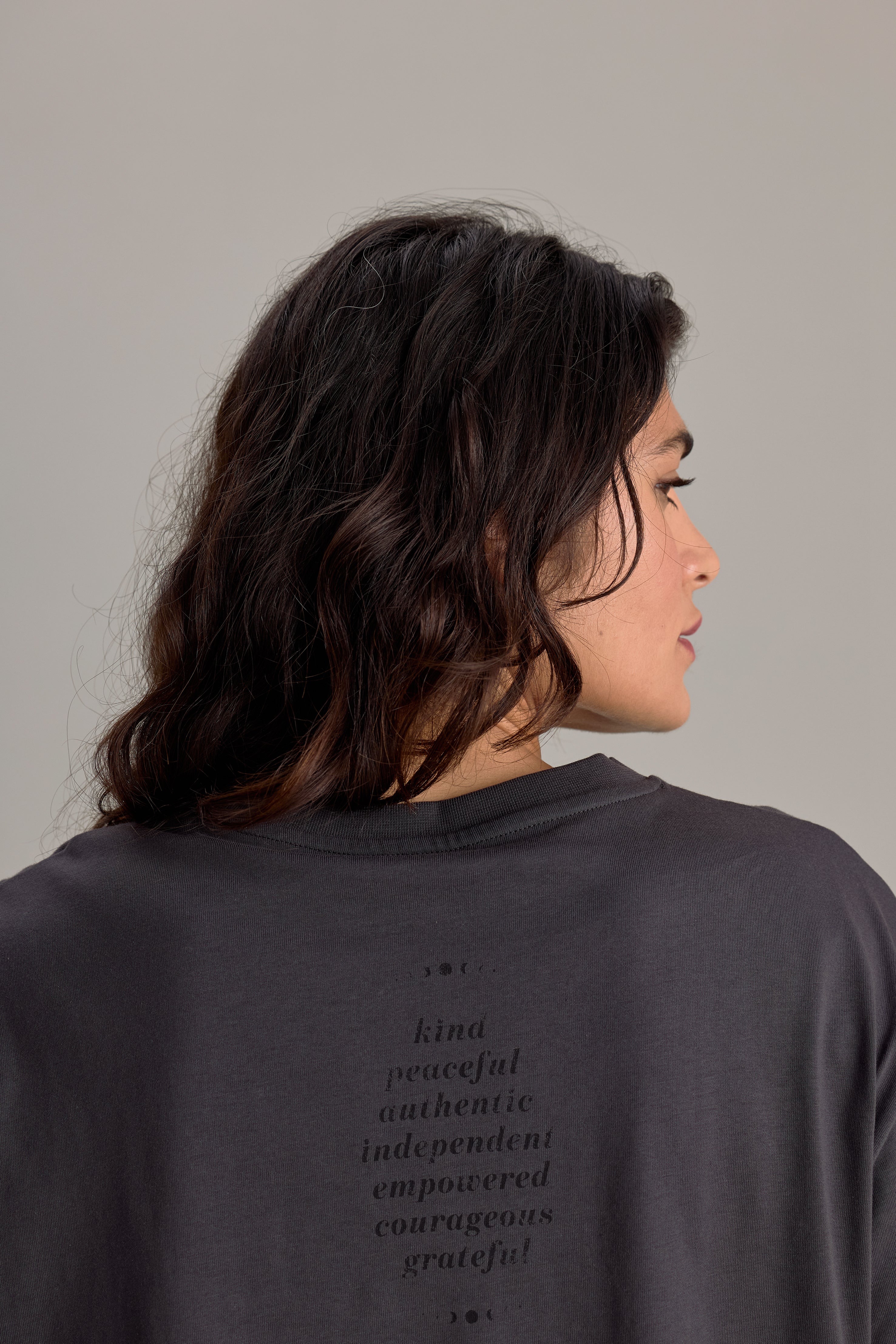 hey-honey-classic-t-shirt-kind-dark-grey-mit-print image 1