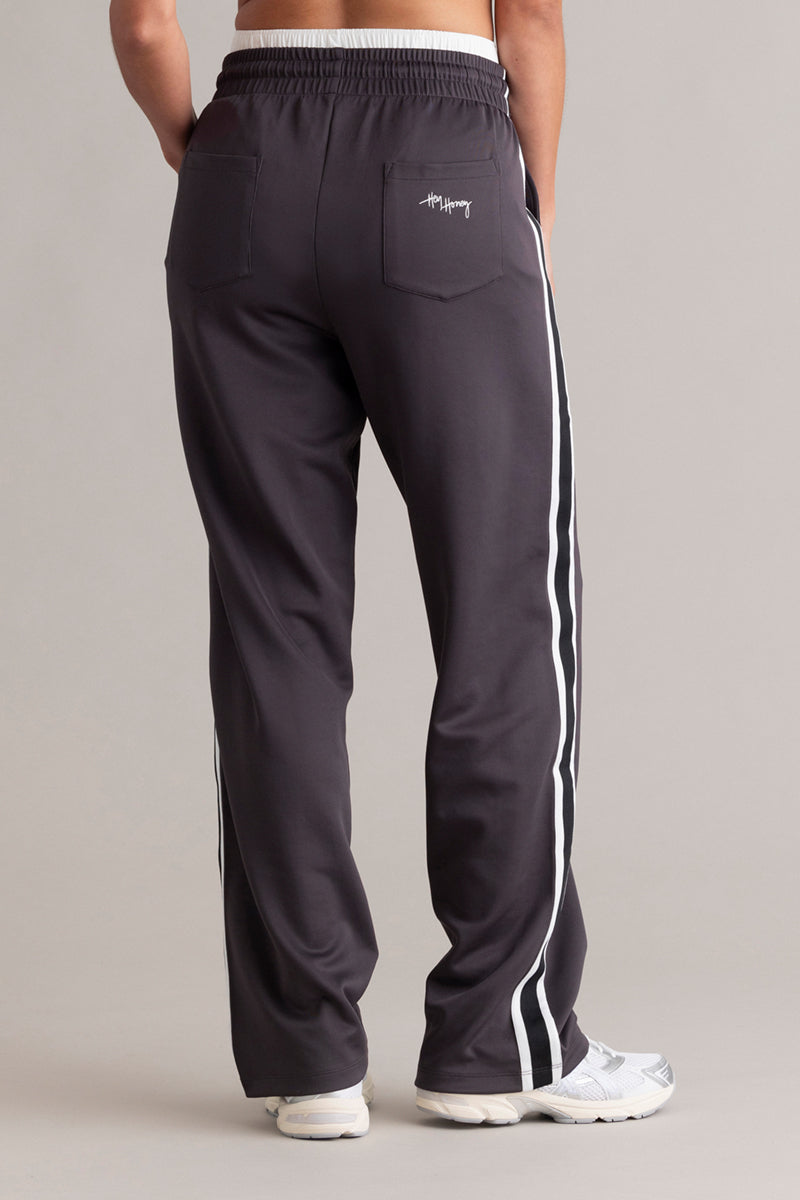 hey-honey-classic-trackpants-grey-trainingshose-grau-entspannt image 1