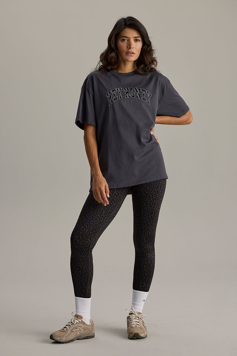 hey-honey-classic-oversized-t-shirt-leo-dark-grey-grau image 3