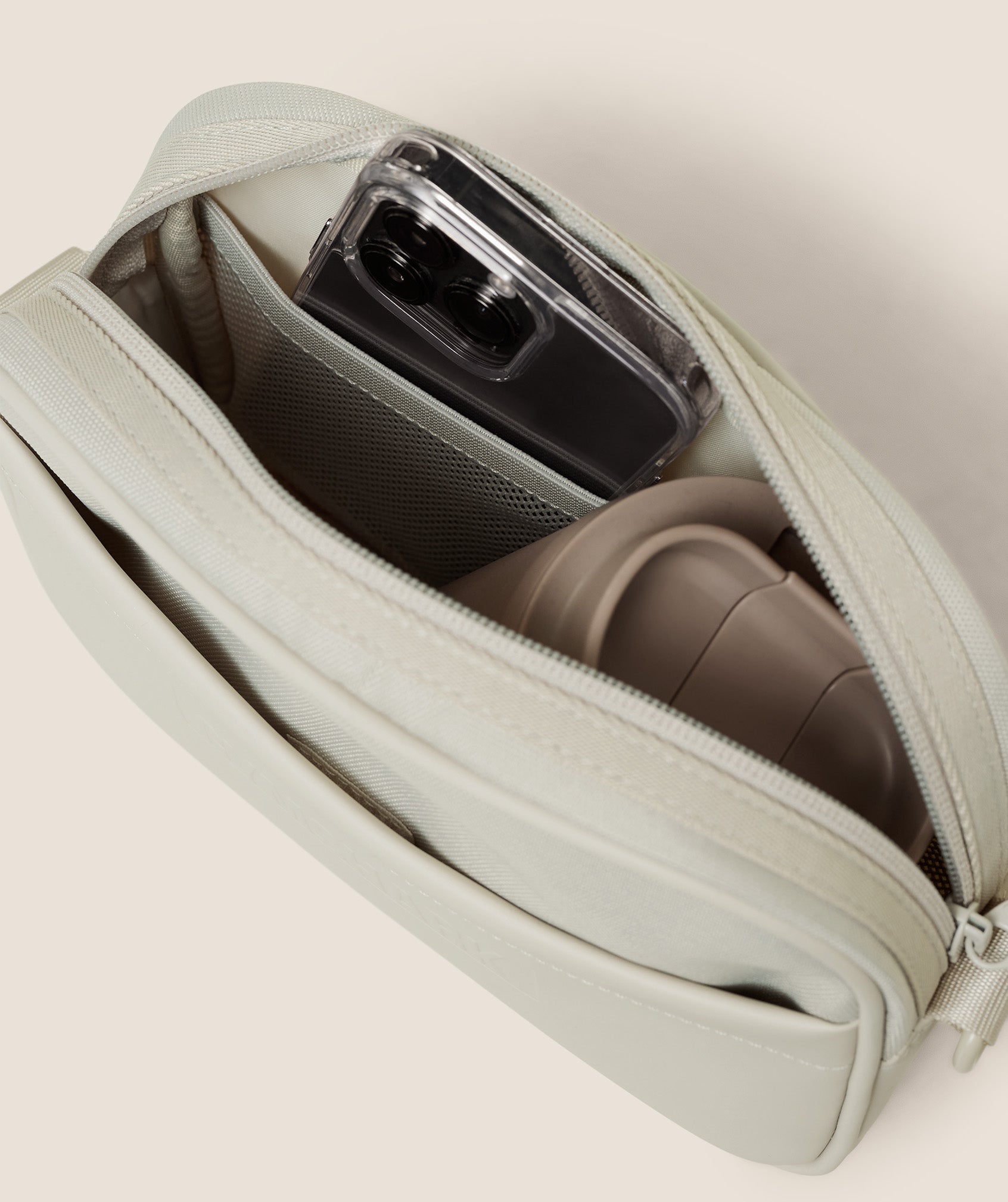 gymshark-everyday-camera-bag-kameratasche-wasserfest-2 image 2