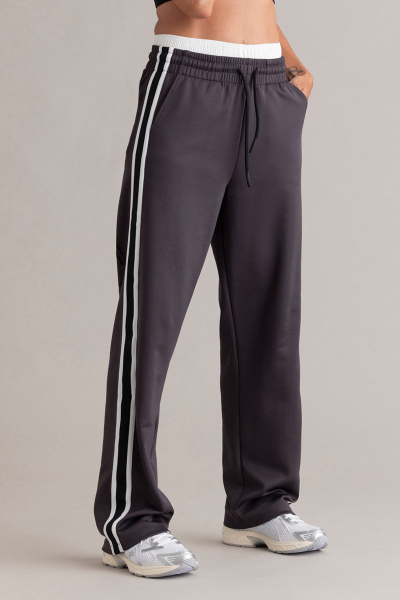 hey-honey-classic-trackpants-grey-trainingshose-grau-entspannt image 3