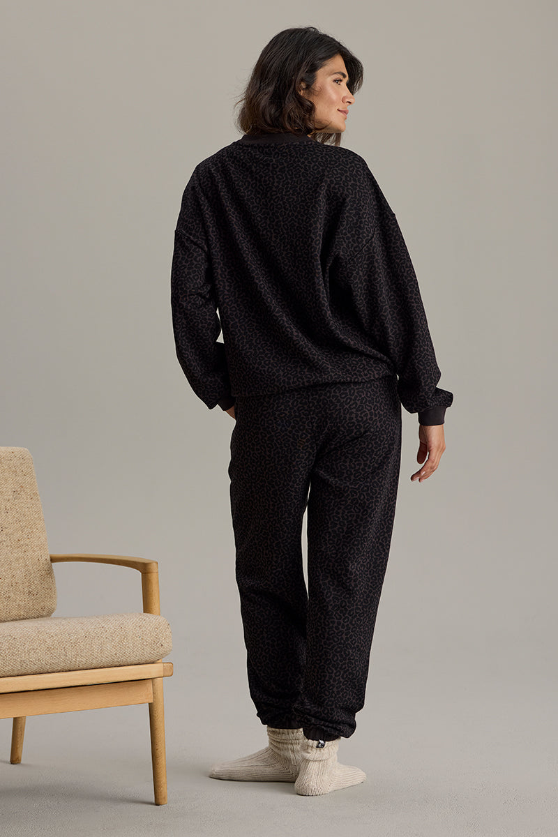 hey-honey-classic-sweater-leo-dark-brown-yoga-pullover image 6