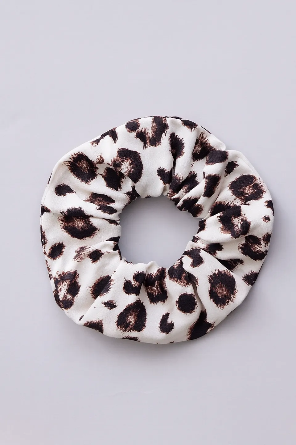 hey-honey-classic-scrunchie-leo-clay-haargummi-leo-print image 1