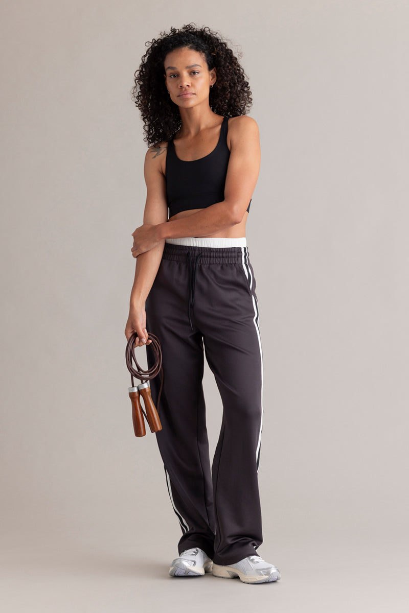 hey-honey-classic-trackpants-grey-trainingshose-grau-entspannt image 2