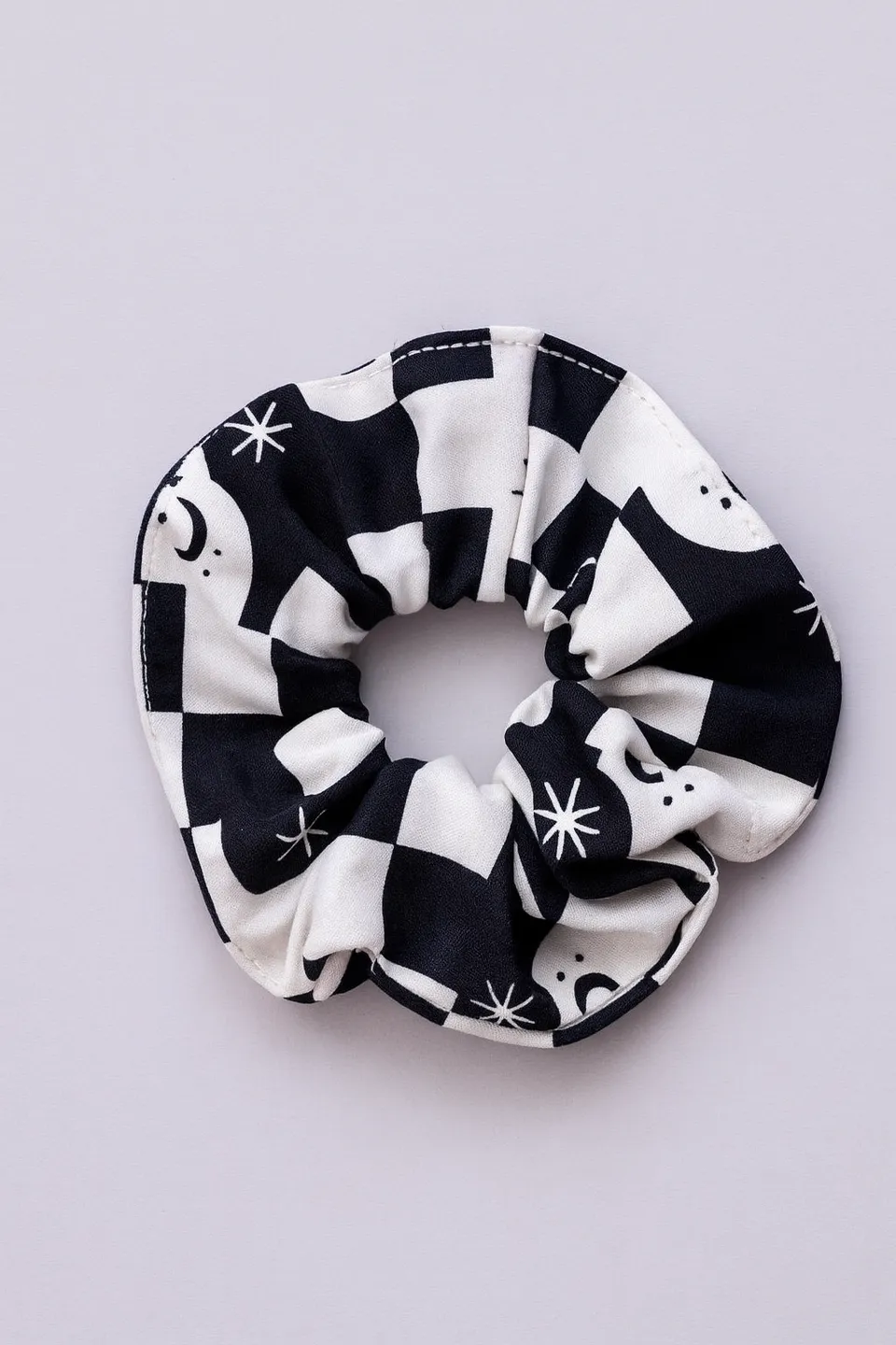 hey-honey-classic-scrunchie-day-and-night-black-haargummi image 1