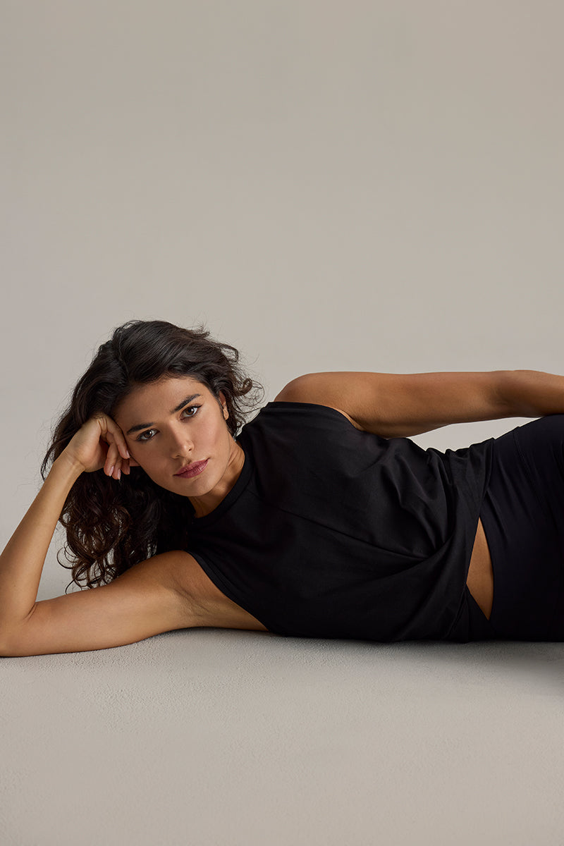 hey-honey-classic-cropped-top-black-baumwolle-wickeloptik image 7