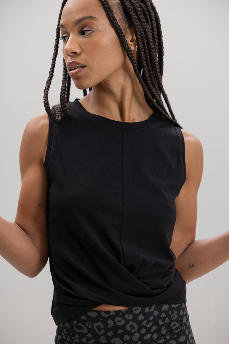 hey-honey-classic-cropped-top-black-baumwolle-wickeloptik image 3