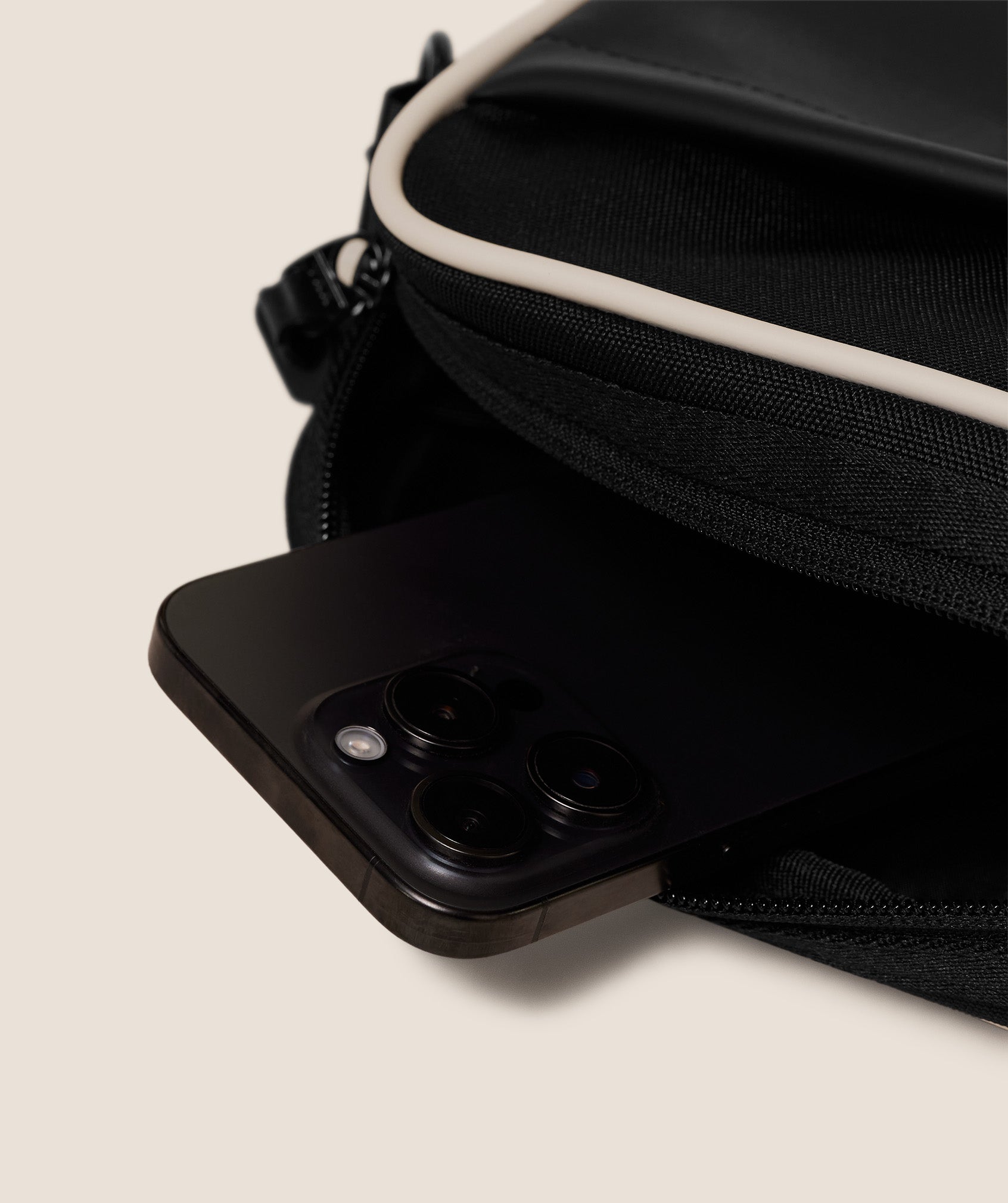 gymshark-everyday-camera-bag-kameratasche-wasserfest-3 image 3
