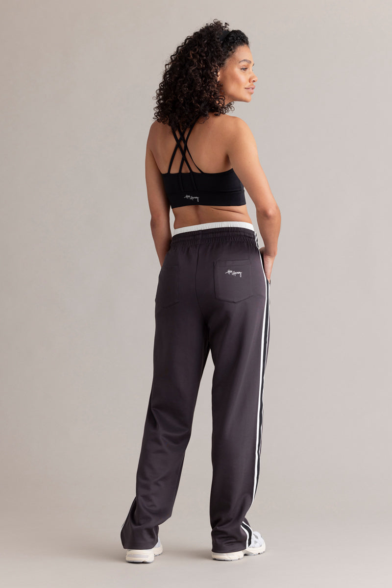 hey-honey-classic-trackpants-grey-trainingshose-grau-entspannt image 5