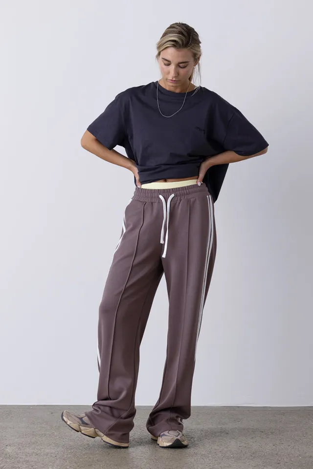 hey-honey-classic-lounge-trackpants-taupe-yogahose-weit image 1