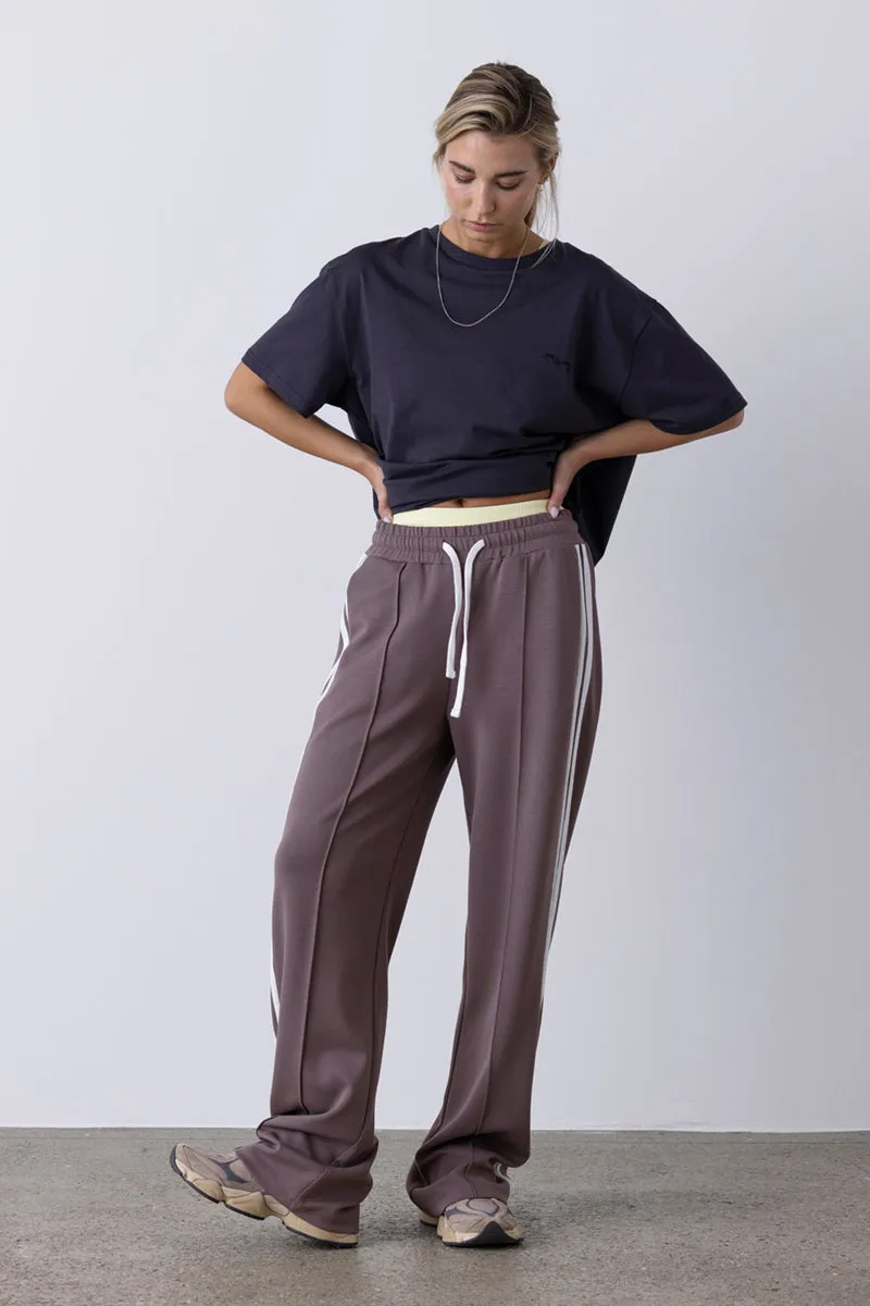 hey-honey-classic-lounge-trackpants-taupe-yogahose-weit image 1