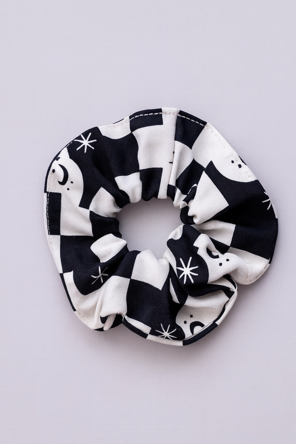 hey-honey-classic-scrunchie-day-and-night-black-haargummi image 1