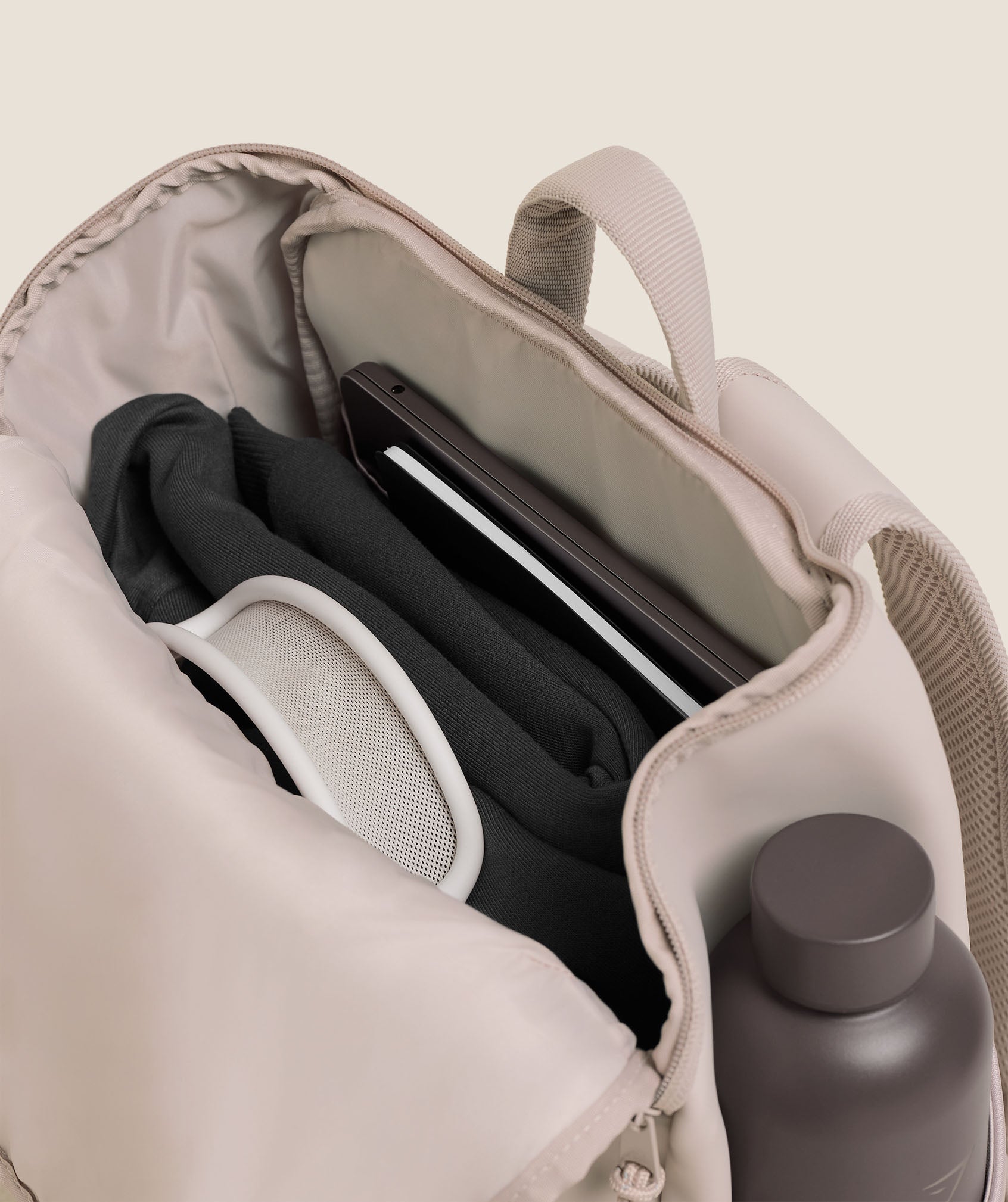 gymshark-everyday-seamless-sleek-rucksack-23-l-meal-prep-fach image 7
