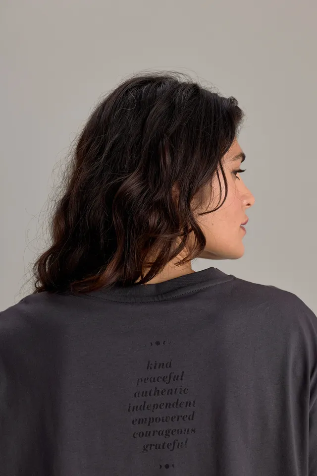 hey-honey-classic-t-shirt-kind-dark-grey-mit-print image 1