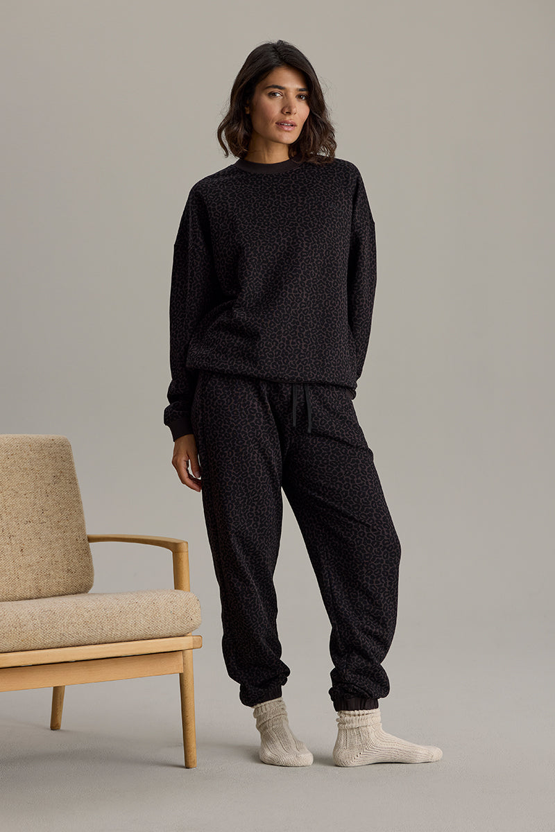 hey-honey-classic-sweater-leo-dark-brown-yoga-pullover image 5