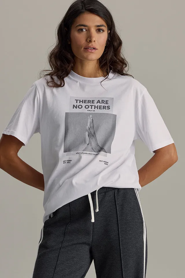 hey-honey-classic-unisex-t-shirt-white-baumwolle-oversize image 1