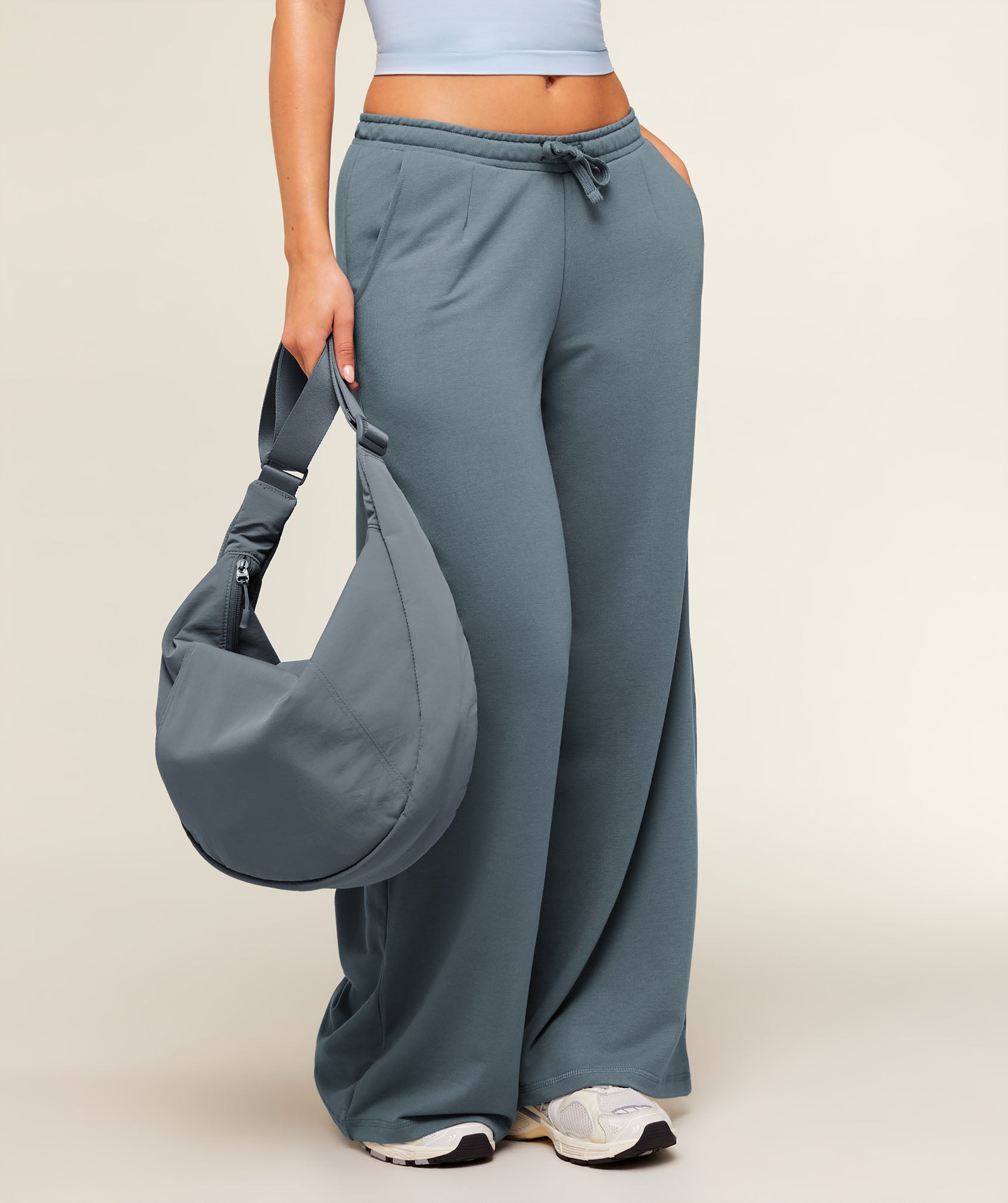 gymshark-everyday-seamless-large-pleat-crossbody-tasche-nylon-2 image 2